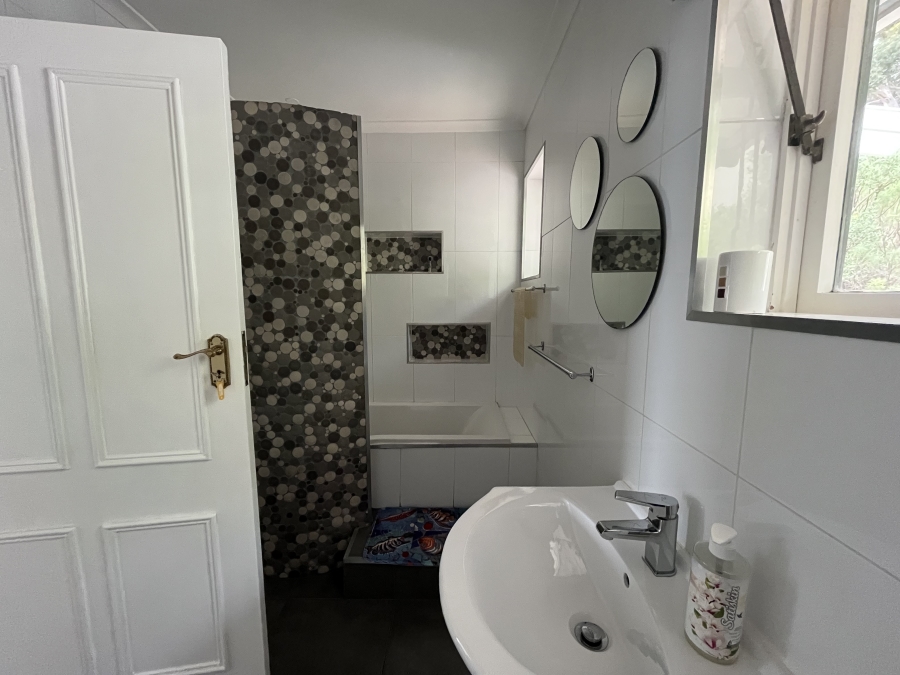 To Let 5 Bedroom Property for Rent in Mountainside Western Cape
